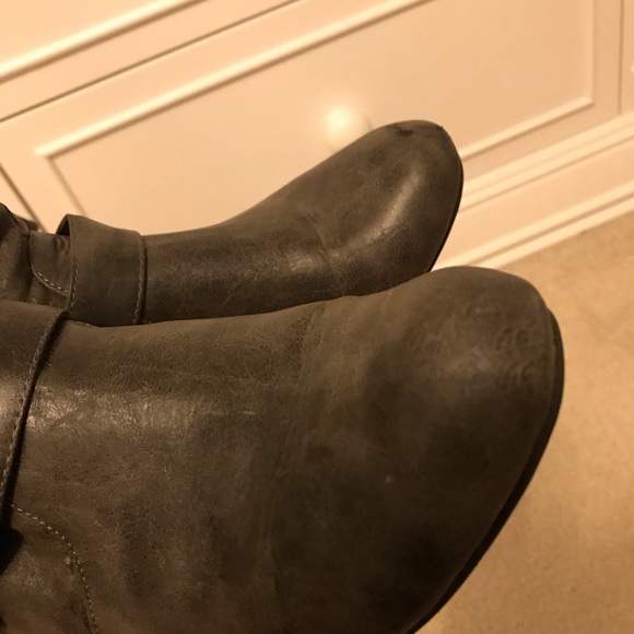 Mid-calf gray boots - Picture 2 of 3